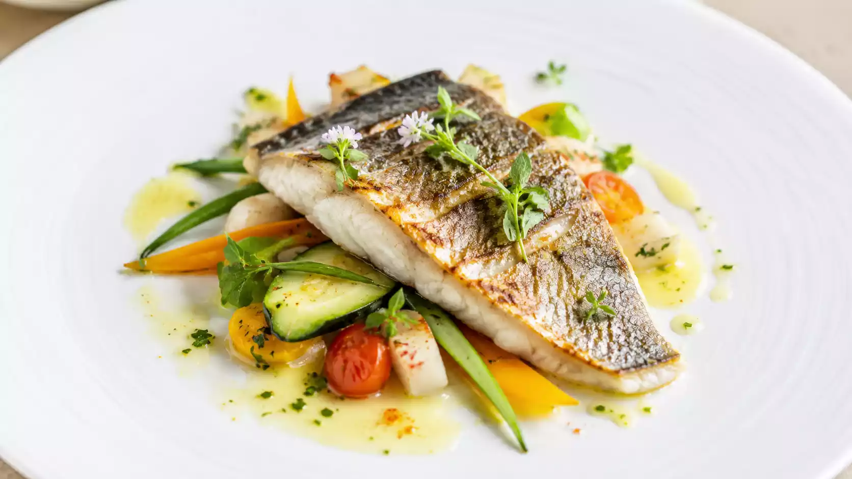 Filet de poisson finement dressé avec ses légumes