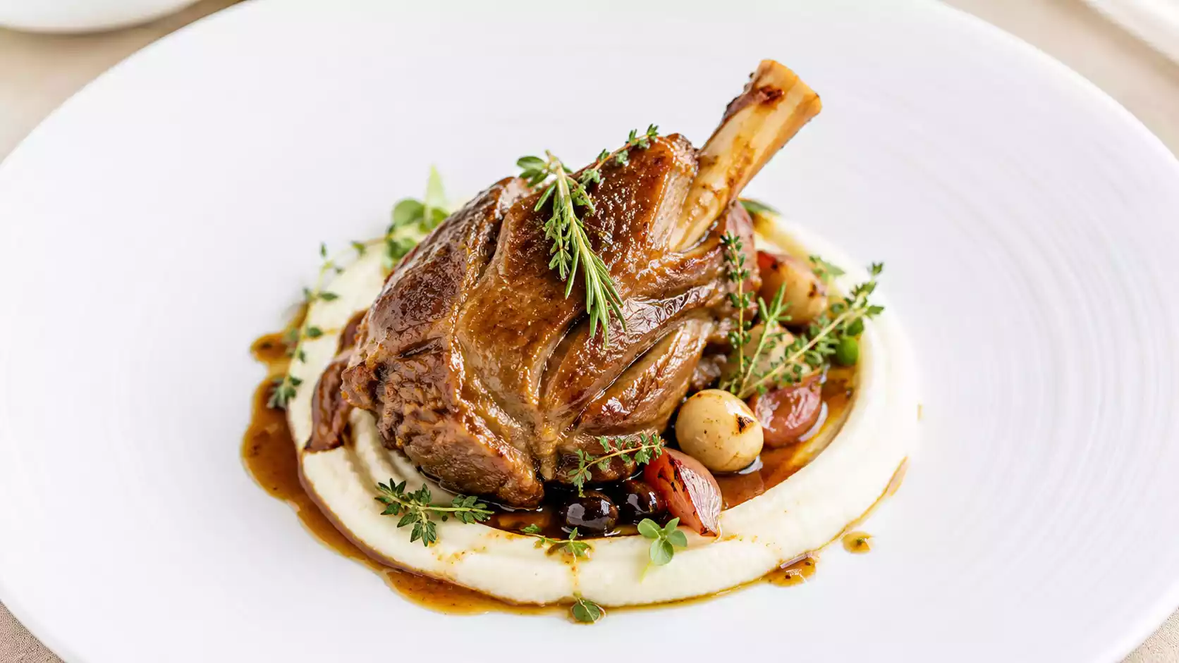 Pièce de viande accompagnée de sa garniture de saison