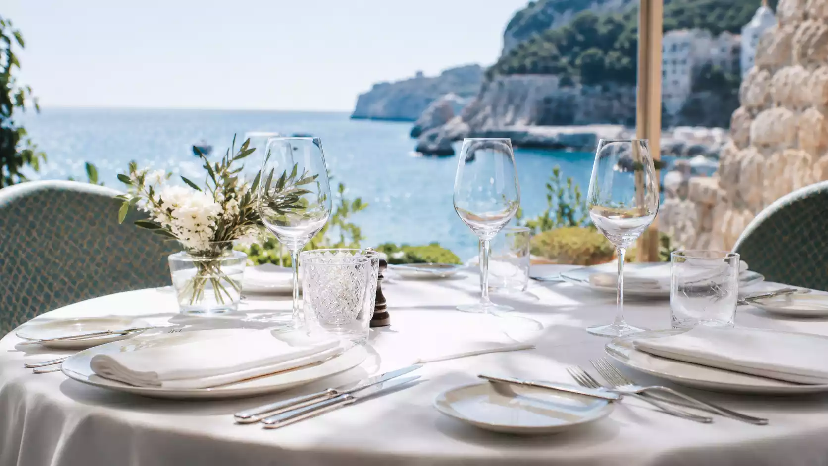 Table dressée avec élégance face à la mer